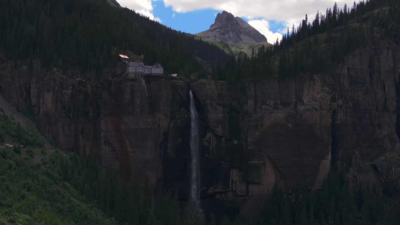 telluride velo de la novia cae drone aéreo cascada telluride oso negro paso de la carretera de colorado planta de energía niebla ventosa rociado ouray ridgway caja cañón acantilado 4wd senderismo nublado sol cielo azul hacia arriba movimiento