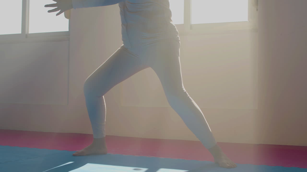 ⁇ 빛 아래 태극권 운동을 하는 알아보기 힘든 여자