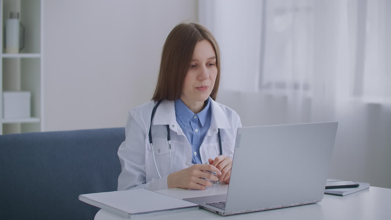 una profesora de medicina está dando conferencias en línea enseñando a los estudiantes y compartiendo experiencias de capacitación avanzada
