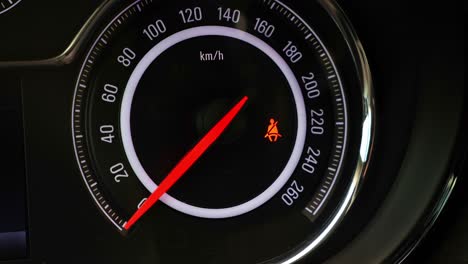 el panel del coche en el lado derecho del velocímetro parpadea con una luz de advertencia de que el conductor no está usando un cinturón de seguridad
