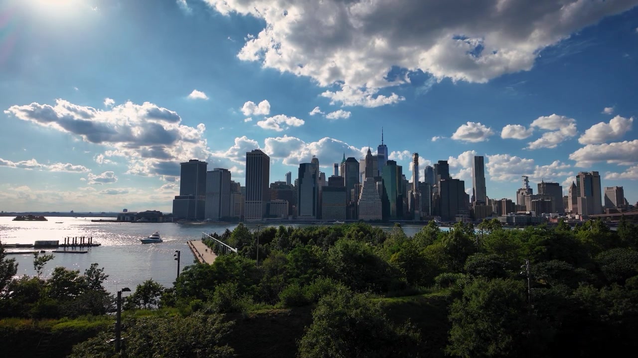 Vista panorâmica do horizonte de Lower Manhattan e do One World Trade Center de Brooklyn Heights, com vista para o East River sob nuvens dramáticas de verão