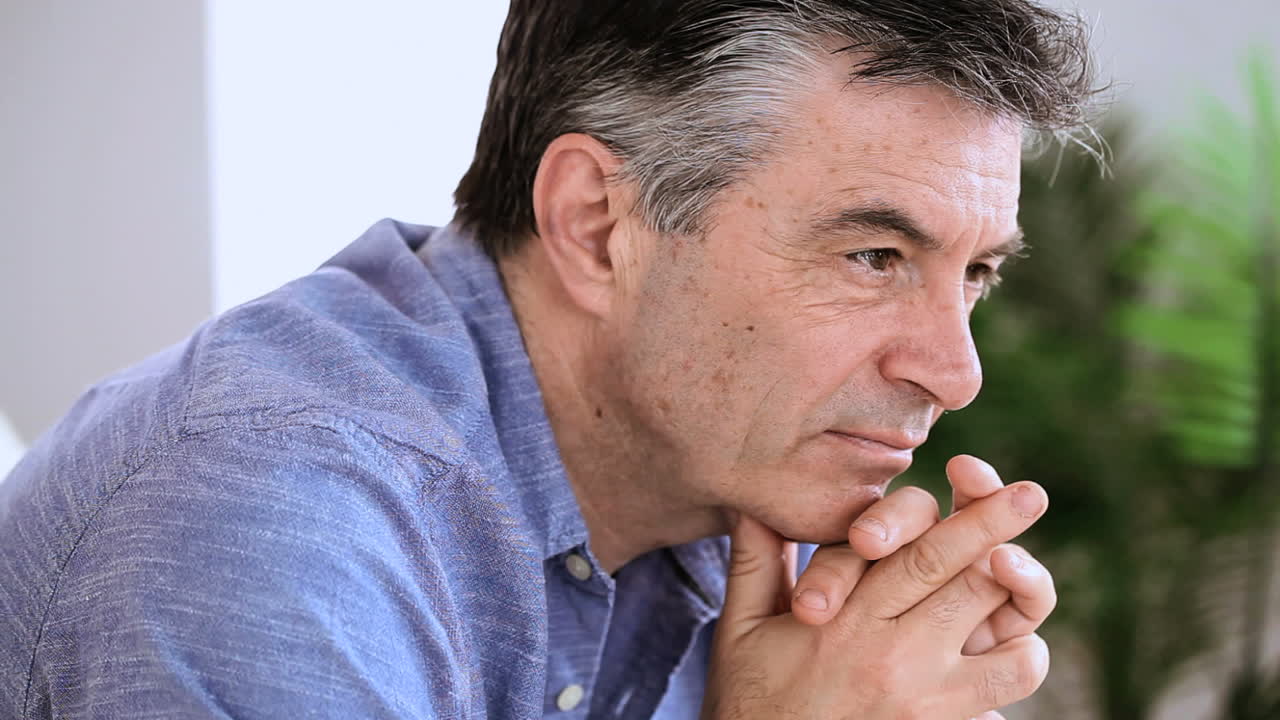 Uomo ansioso perso nei suoi pensieri