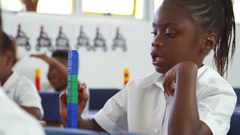 escolar contando con bloques en una escuela primaria