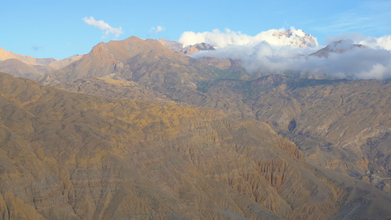 zoom de montaña en la parte superior de mustang nepal junto con la vista de las montañas de colina seca y estructuras similares