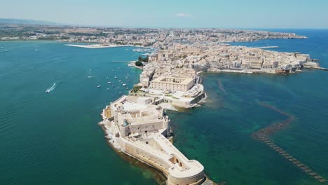 Isla-De-Ortigia-Y-Ciudad-Barroca-De-Syracuse-En-Sicilia,-Italia---Antena-4k