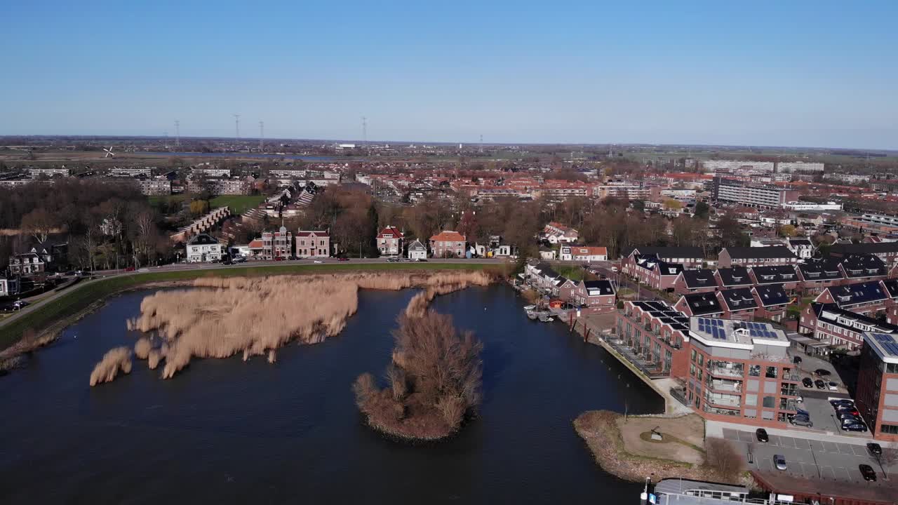vista aérea de la ciudad de alblasserdam con terminal de ferry por el río noord en holanda del sur, países bajos