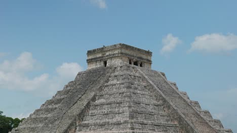 4K-Cinematic-landscape-footage-of-the-Mayan-ruins-monument-of-Chichén-Itzá,-one-of-the-seven-wonders,-in-Yucatan,-Mexico-on-a-sunny-day