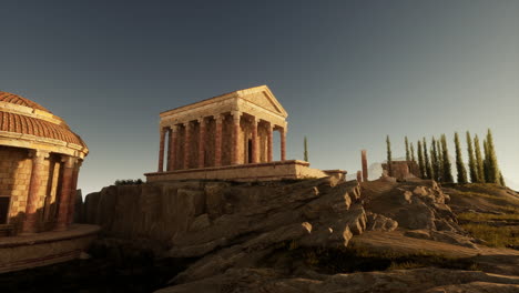 ruinas de un antiguo templo romano en la cima de una colina rocosa durante la hora de oro