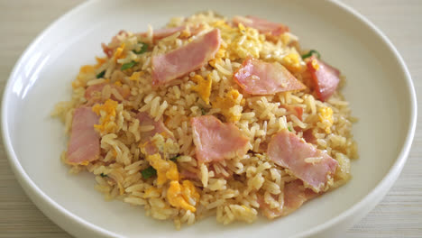 Arroz-Frito-Con-Jamón-Y-Tocino-Casero-En-Un-Plato-Blanco