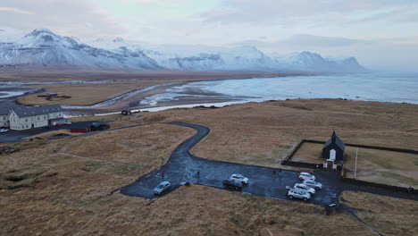 Tiro-Aéreo-De-La-Iglesia-Budakirkja,-Islandia-1