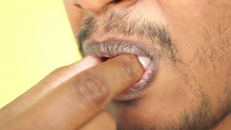 hombre comiendo una almendra