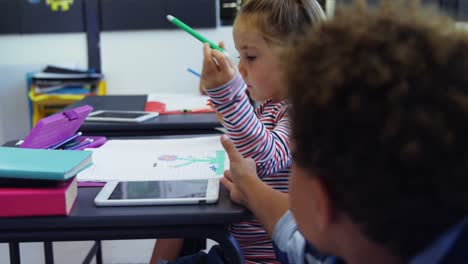 escolar pidiendo prestado un lápiz de color de su compañero de clase