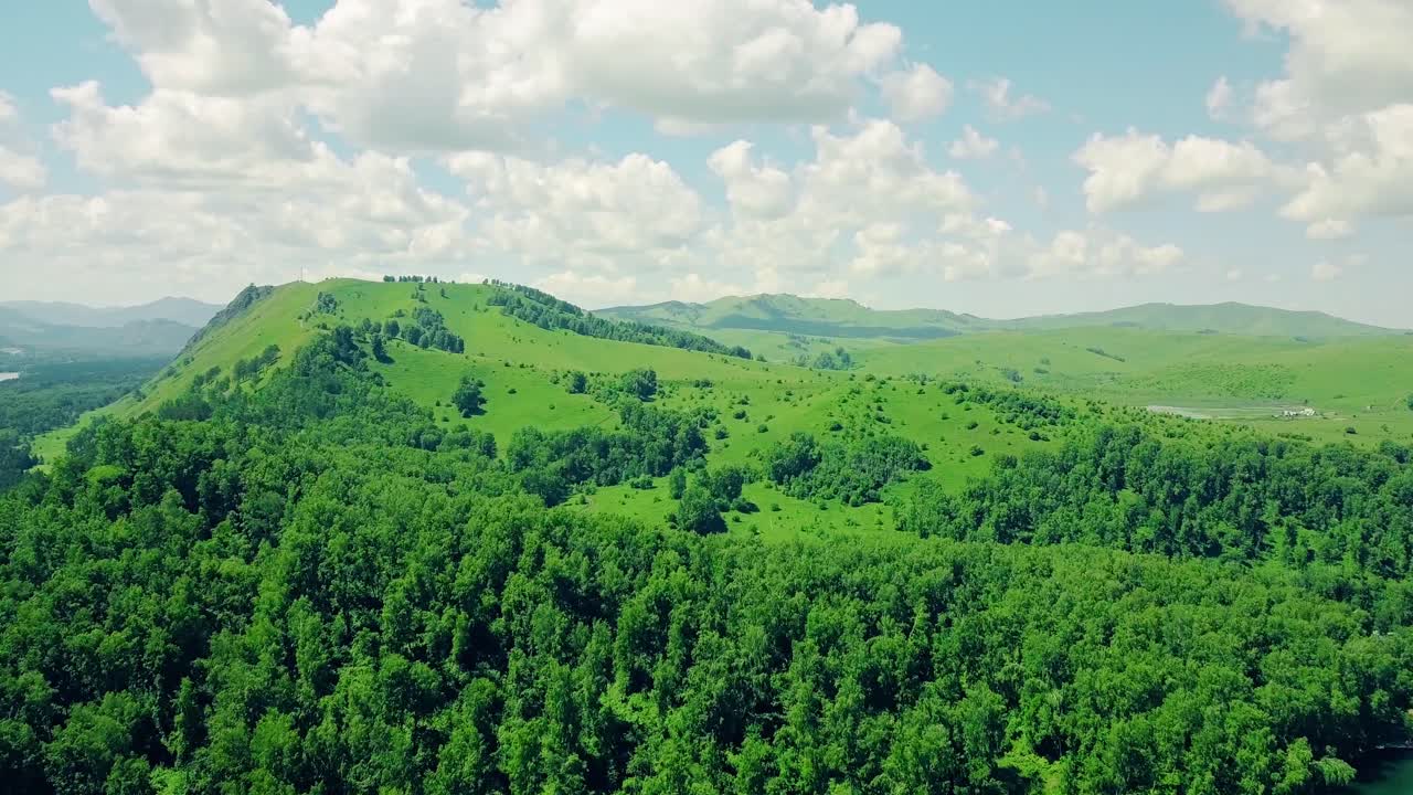 aéreo volando sobre las montañas y el bosque bajo un cielo nublado también a la vista es el río de la montaña