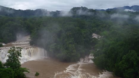 toma aérea de drones del río xanil y las cascadas de agua azul en la selva de chiapas