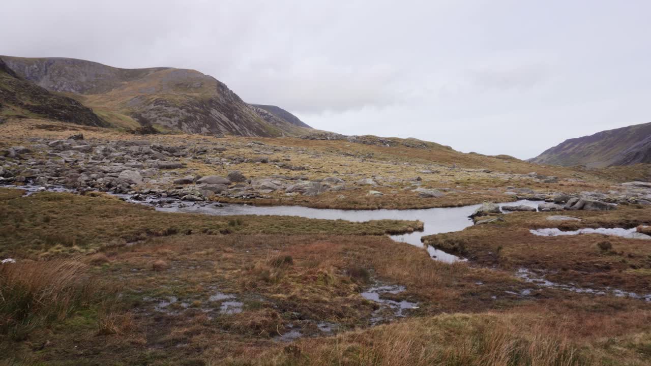 Panoramica su Cwm Idwal, bellissima escursione nel Parco Nazionale di Snowdonia, Galles del Nord, in una giornata molto ventosa