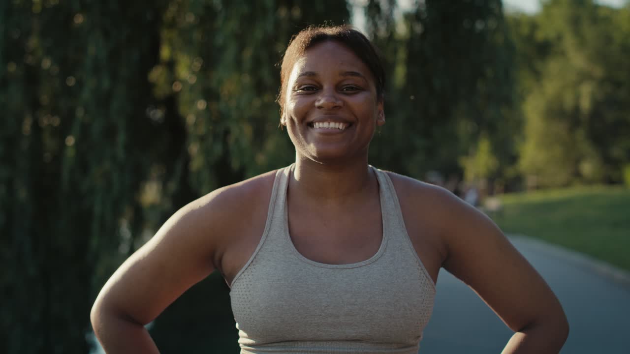 Retrato de mulher negra durante o treino no parque.