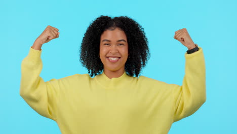 logro, la mujer flexiona sus músculos