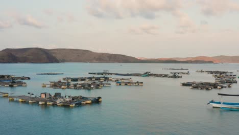 Puesta-De-Sol-En-La-Bahía-Del-Pueblo-Pesquero-De-Gerupuk,-Lombok