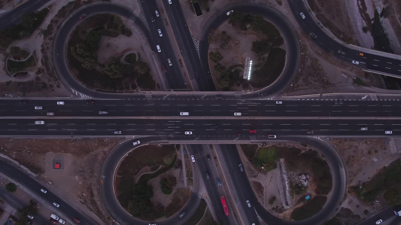 cámara rápida para intersección de carreteras, puentes, coches, camiones, autobuses, vista desde el aire con drones