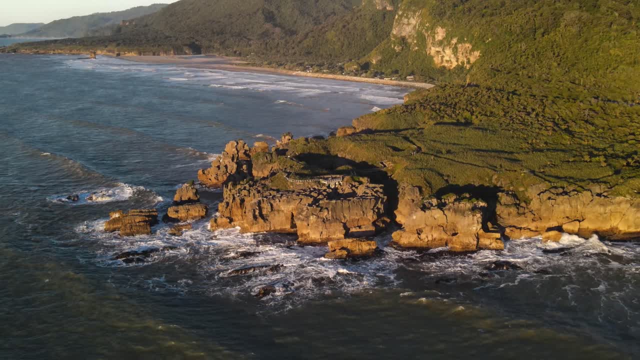 Costa neozelandese durante l'ora d'oro e spettacolare formazione geologica con punto panoramico - vista a volo d'uccello