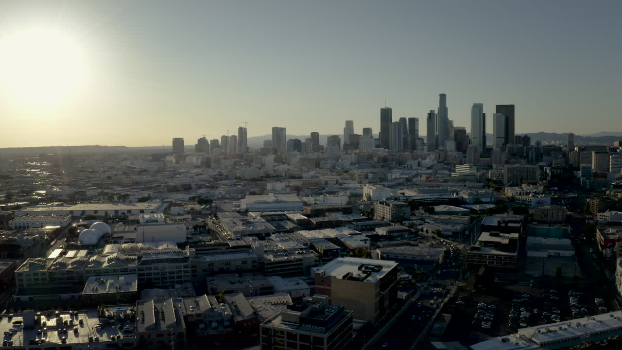 Vista aerea del paesaggio urbano del centro di Los Angeles al tramonto