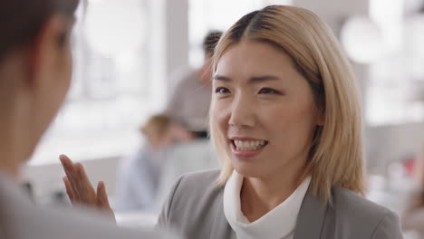 Hermosa-Mujer-De-Negocios-Asiática-Charlando-Con-Clientes-Sonriendo-Disfrutando-Del-Desarrollo-De-Una-Asociación-Corporativa-Discutiendo-El-Proyecto-En-Un-Moderno-Espacio-De-Trabajo-De-Oficina