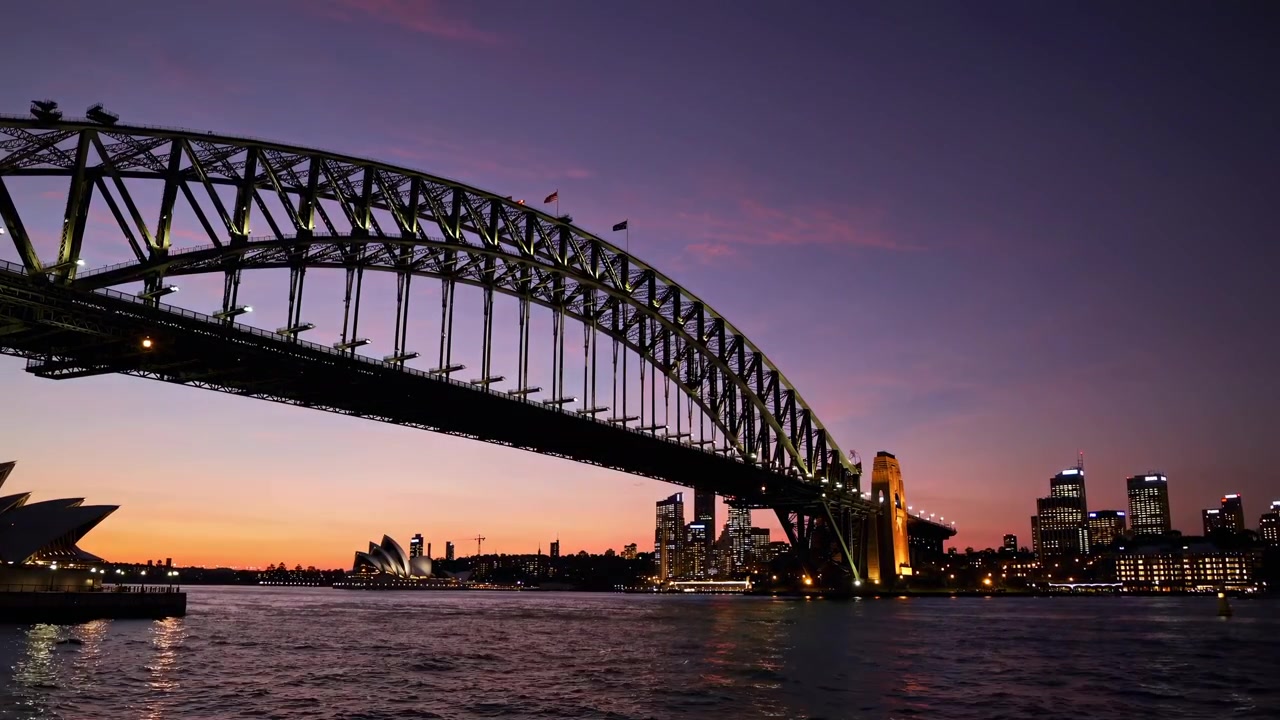 Ponte di Sydney Harbour e Opera House illuminati al crepuscolo