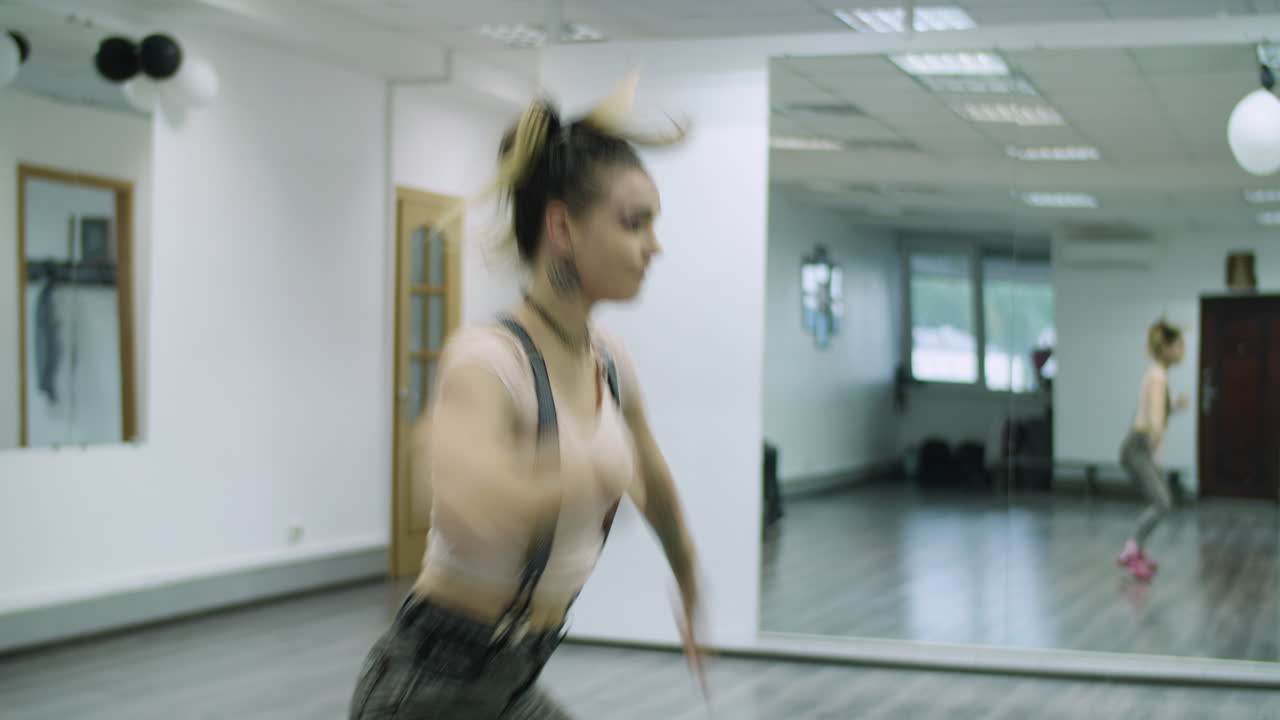 coreógrafa bailarina caucásica interpretando baile de estilo libre en un estudio de baile