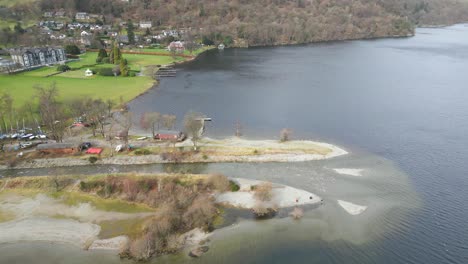 Estrecho-Arroyo-En-El-Club-Náutico-De-Glenridding,-Lake-District-National-Park,-Cumbria,-Inglaterra