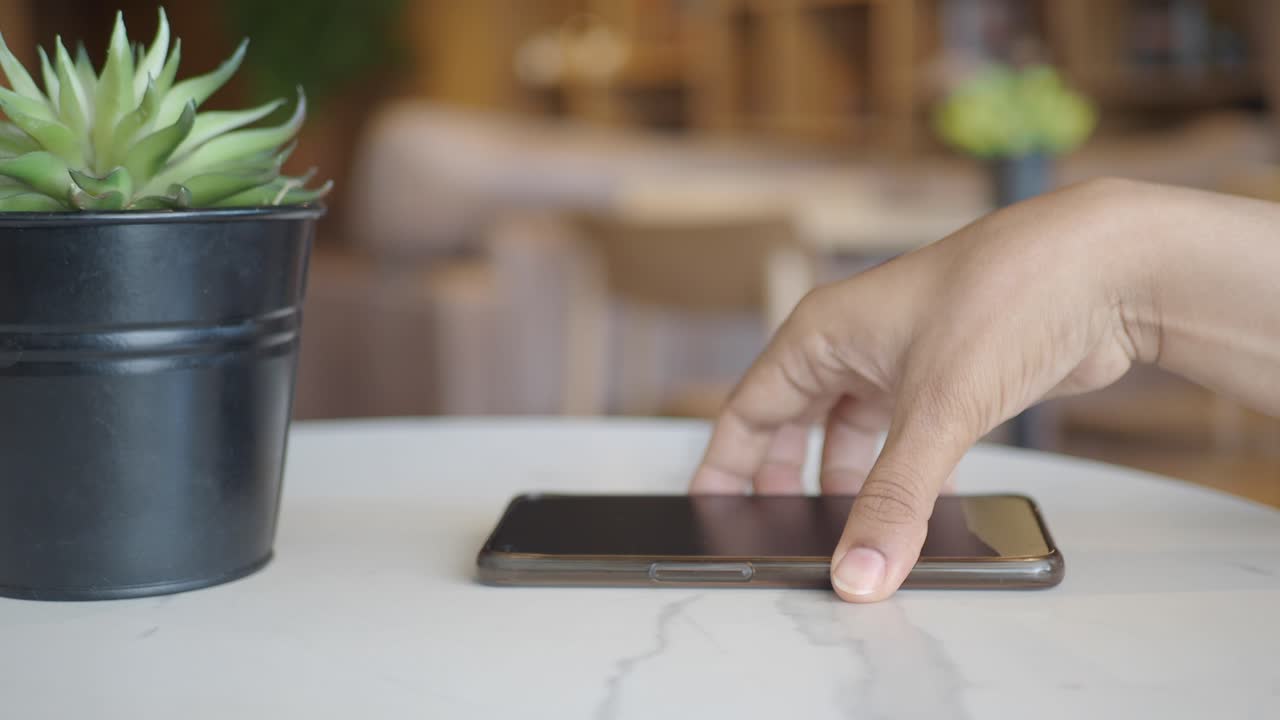 телефон на столе в кафе.