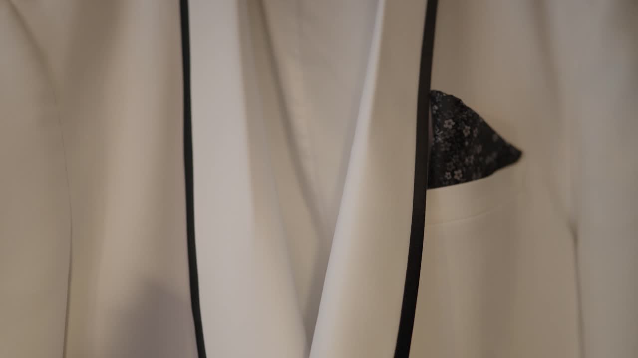 흰색과 검은색 신랑 정장. 슬로우 모션 틸트