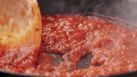 cocinar salsa de tomate en una sartén