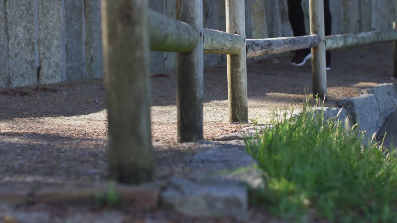 시니어 아프리카계 미국인 남자가 바 ⁇ 가의 도로에서 달리기를 연습하고 있습니다.