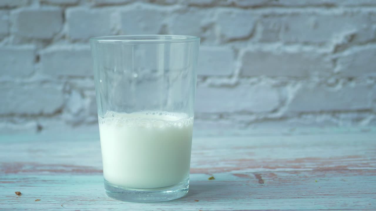 la leche se vierte en un vaso