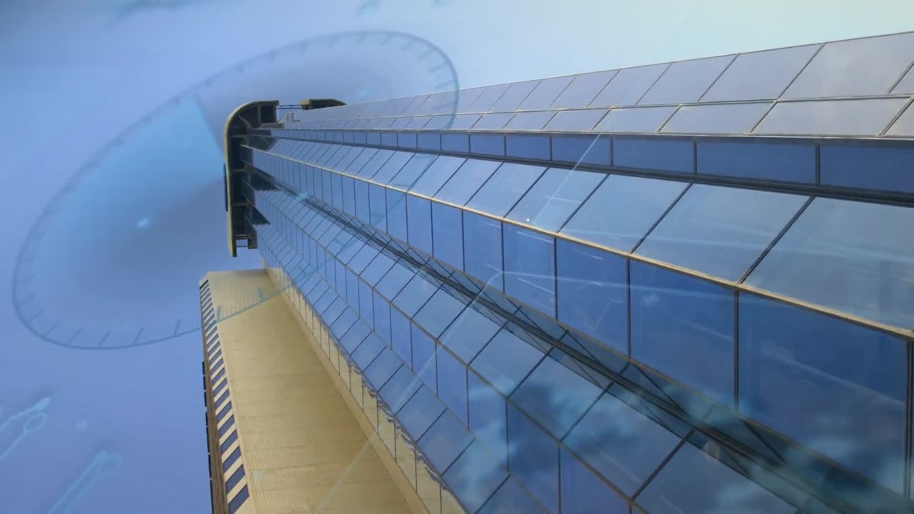 둥근 스캐너와 데이터 처리를 가진 인터페이스의 애니메이션과 높은 건물의 낮은 각도 뷰