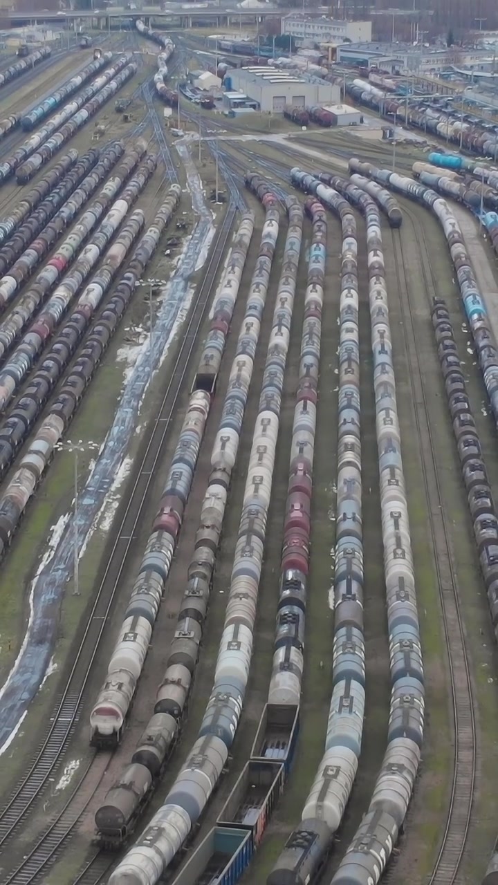 Eisenbahnwaggons stehen am Nachmittag auf einem Rangierbahnhof.