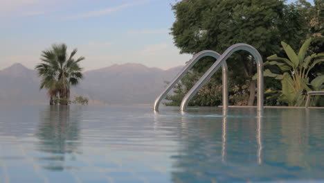 escena de un complejo turístico de verano con piscina