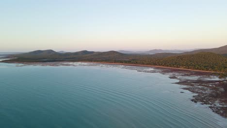 Prístina-Playa-Azul-Y-Paisaje-Montañoso-Al-Atardecer-En-La-Playa-De-Clairview-En-El-Estado-Australiano-De-Queensland