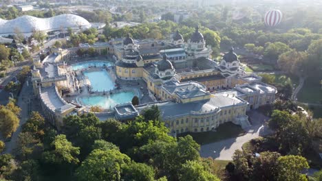 Széchenyi-Geothermiebad-In-Budapest,-Ungarn