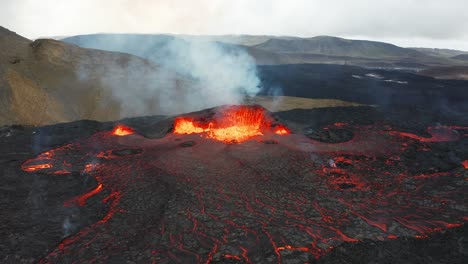 Volcán-Activo-En-Erupción-De-Lava-Y-Magma-En-Islandia