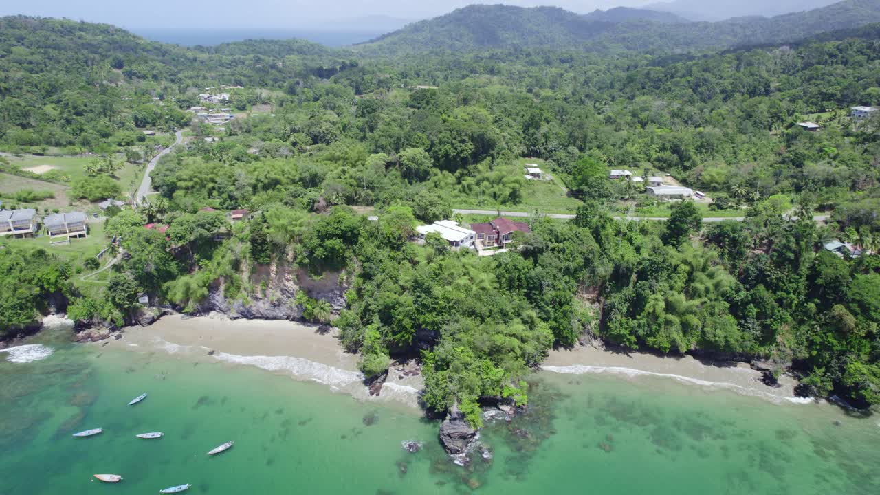 increíble vista descendente de drones de una cueva formada naturalmente en la costa de una playa increíble en las islas caribeñas de trinidad y tobago