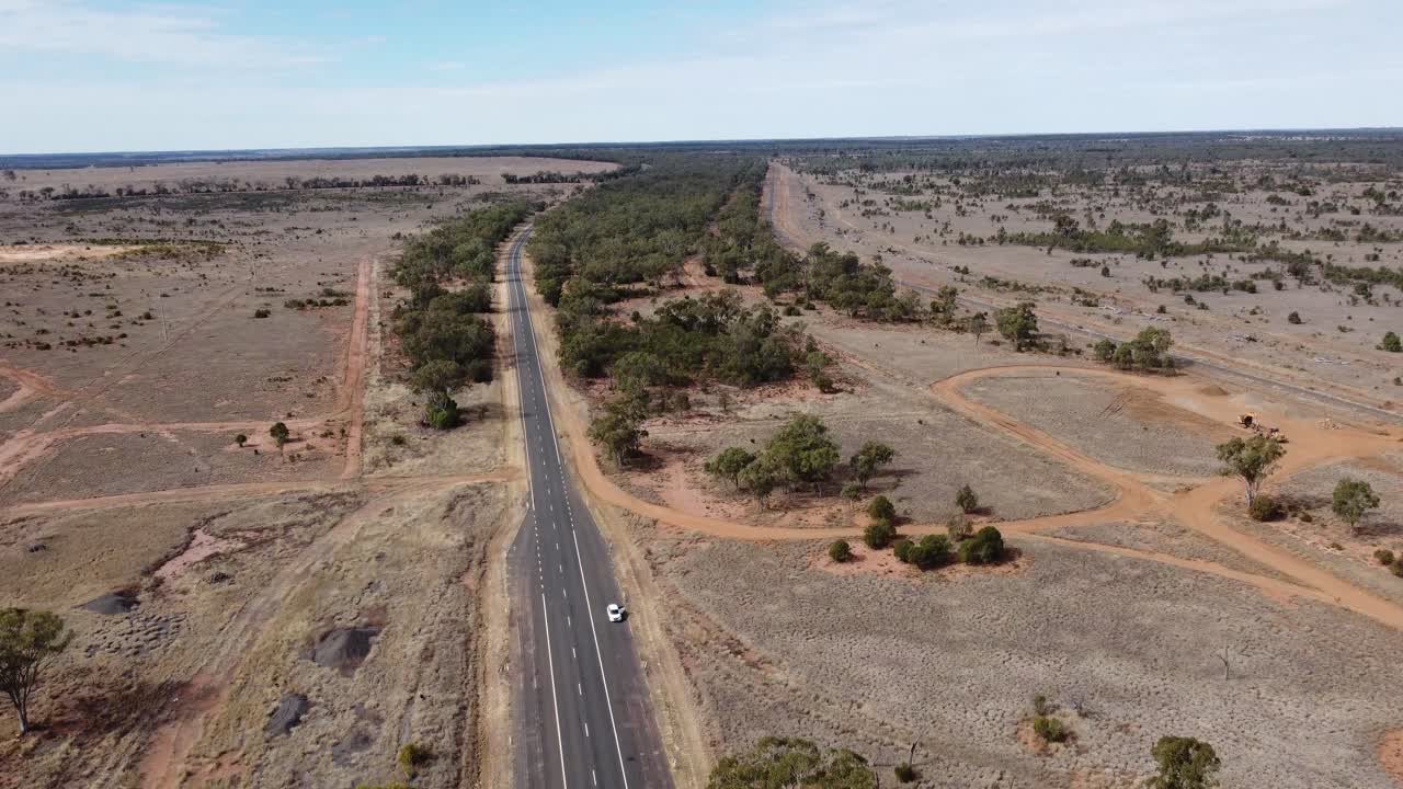 drone ascendiendo sobre una carretera de campo en el interior de australia