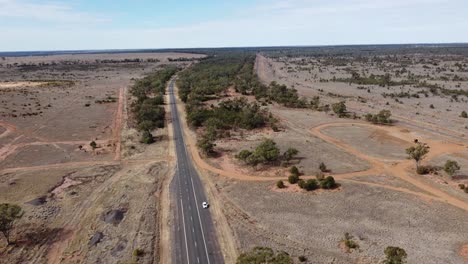 Drohne-Steigt-über-Einer-Landstraße-Im-Outback-Australiens-Auf