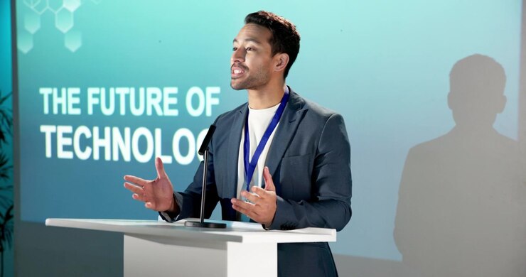Giovane professionista che tiene una presentazione a una conferenza tecnologica