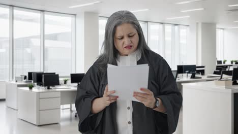 confundida abogada india senior leyendo informes de casos