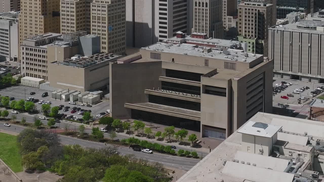 Vista aérea del centro de Dallas con edificios de la ciudad y zona de aparcamiento
