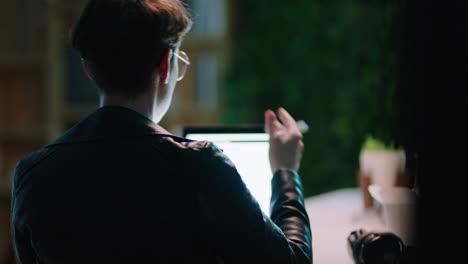 young-caucasian-business-woman-manager-working-late-using-tablet-computer-sharing-creative-ideas-for-company-project-showing-indian-colleague-entrepreneurs-in-office-workplace-at-night