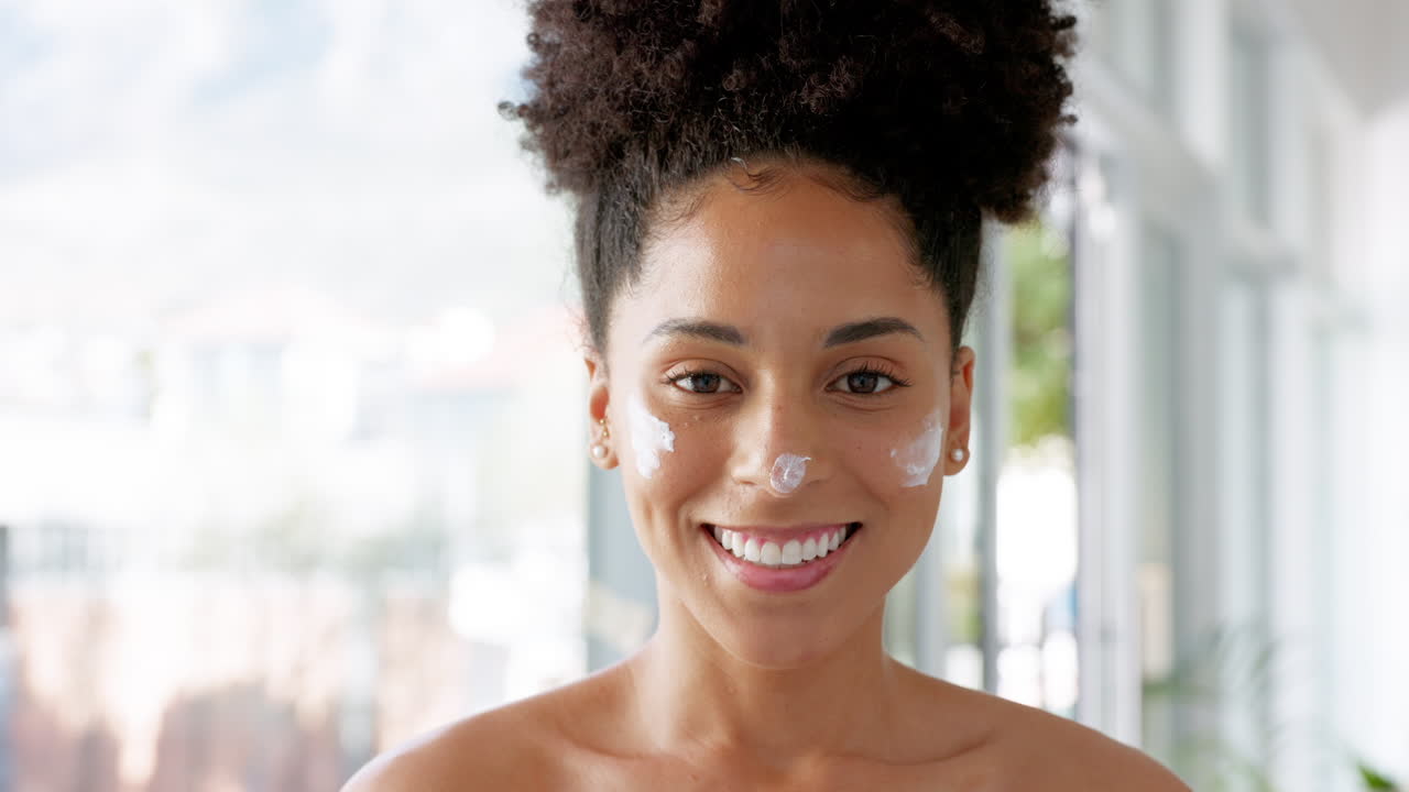 Tratamento facial, mulher negra e cuidados com a pele no banheiro