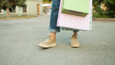 mujer con bolsas de compras