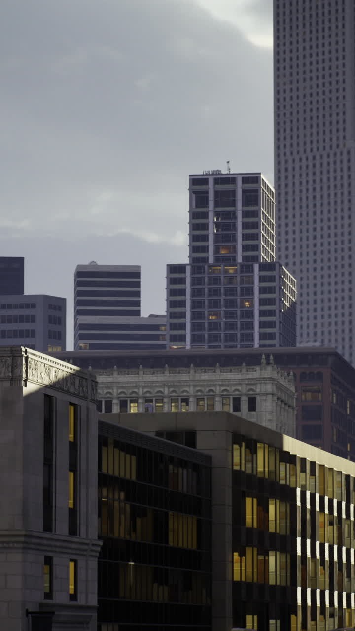 Paisaje urbano al atardecer con arquitectura moderna y elementos históricos
